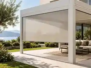 Chiusure perimetrali su pergola moderna con tenda tecnica e vetrate